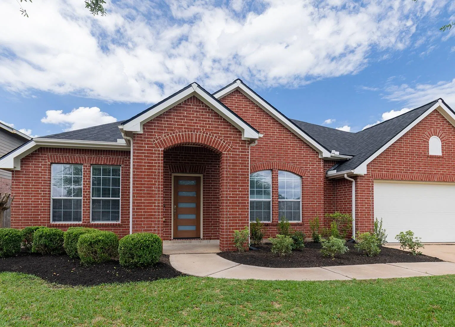 4 bed, 3.0 bath, 3200 sqft, $2,450 — Photo 1