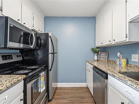 3rd image of 337 Riverbend Dr