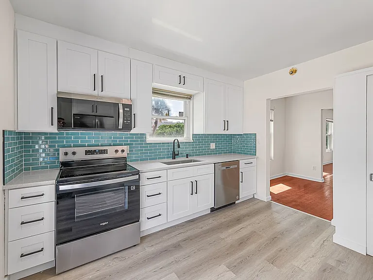 1008 Strawbridge — Photo 9