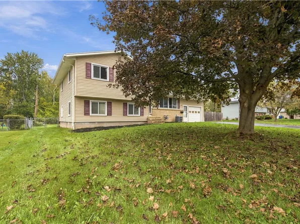 4 Sun Valley Dr, Rochester, NY 14606