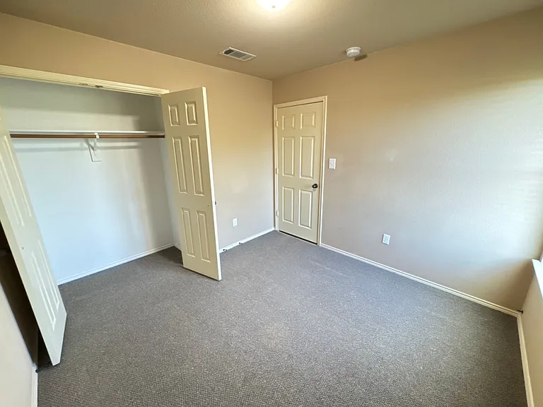 2725 Lovers Ln — Photo 33