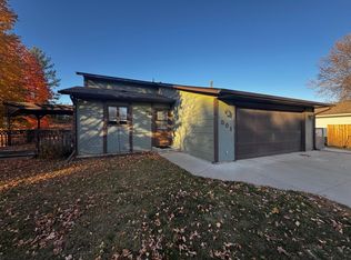 501 Saxony Ct, Chaska, MN 55318