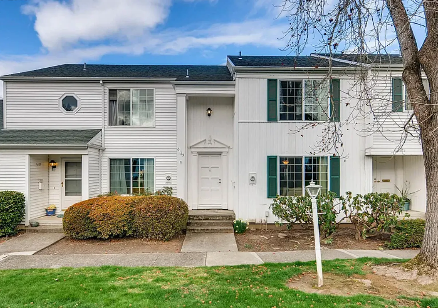 Lovely Townhome Located in Beaverton with Community Pool! Water/Sewer, Garbage & Recycling includ... — Photo 1