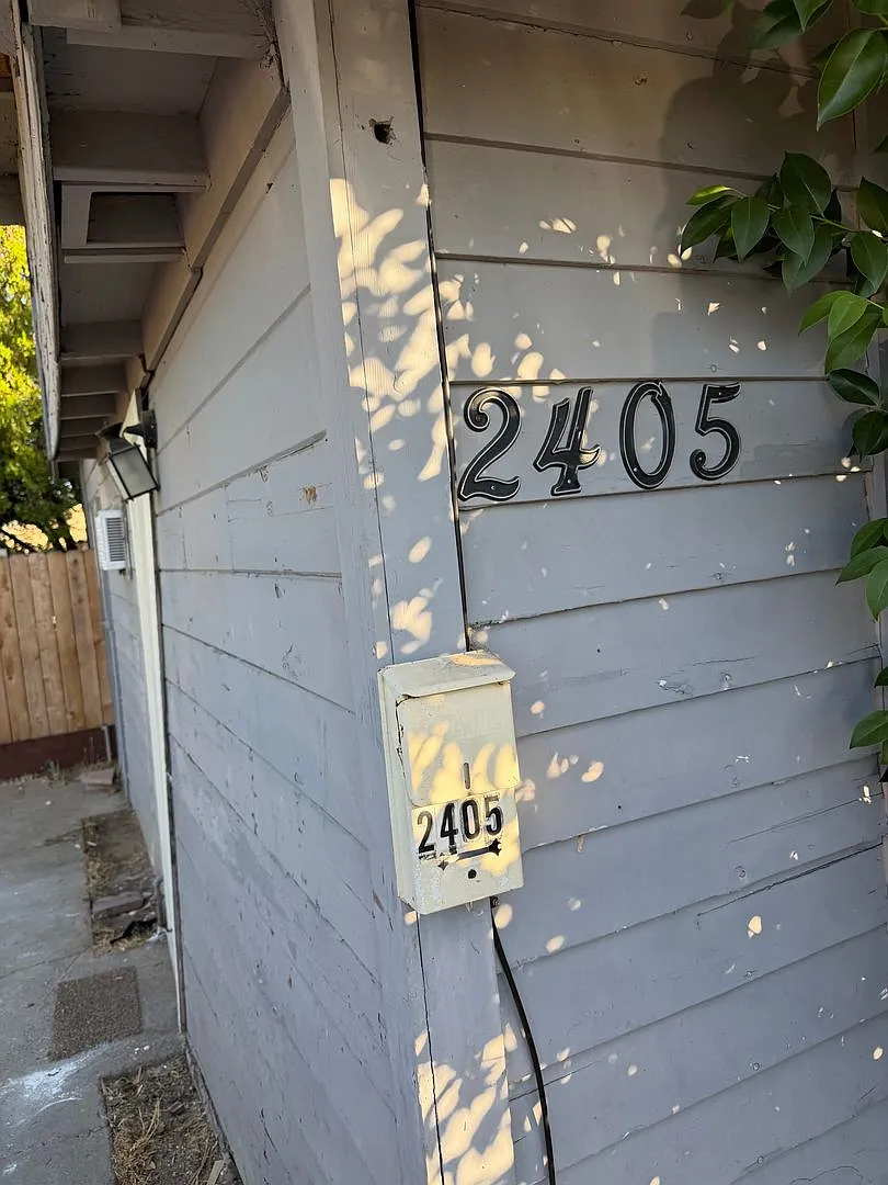 2405o — Photo 1