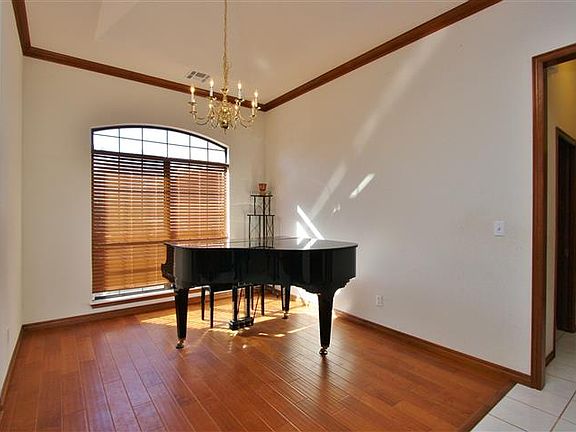 4th image of 2901 Black Locust Ct