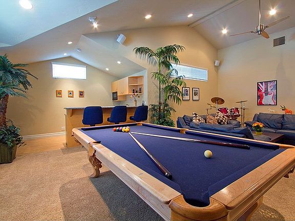 Spacious Bonus Room!
