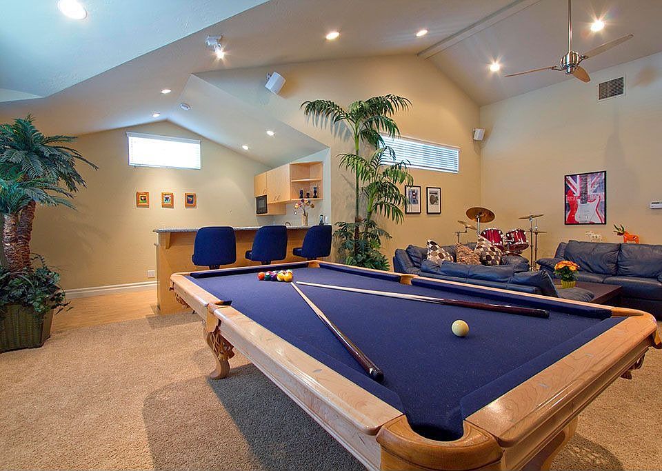 Spacious Bonus Room!