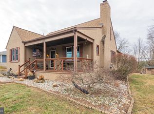 1062 W Meadowbrook Rd, Pottstown, PA 19465