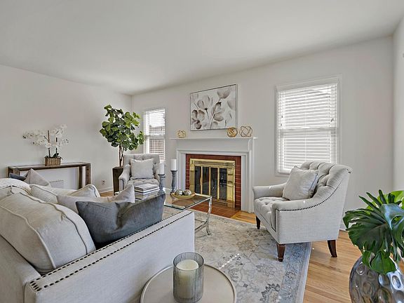 4th image of 2155 Laurel Dr