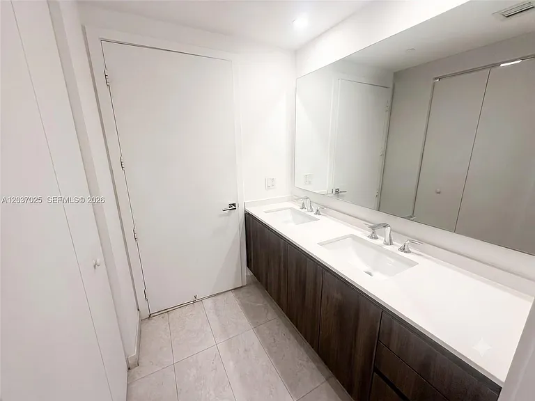 488 NE 18th St #3102 — Photo 8