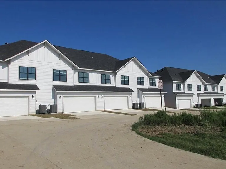 2114 Crescent Pointe Pkwy — Photo 11
