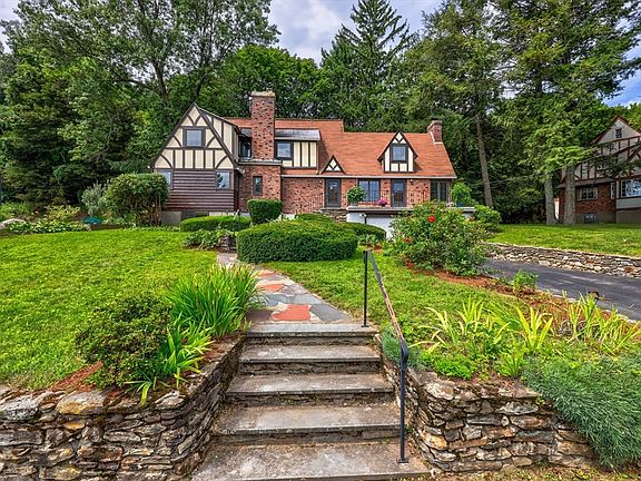 2nd image of 6 Old Brook Dr