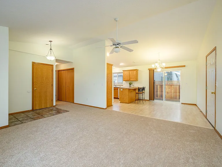 357 NE Faulconer Ct — Photo 6