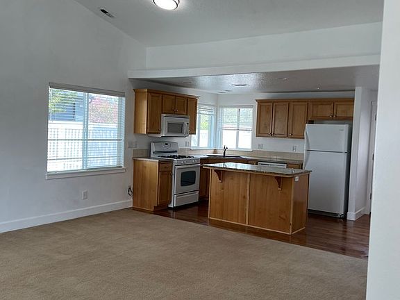 3rd image of 61360 Woodbury Ln