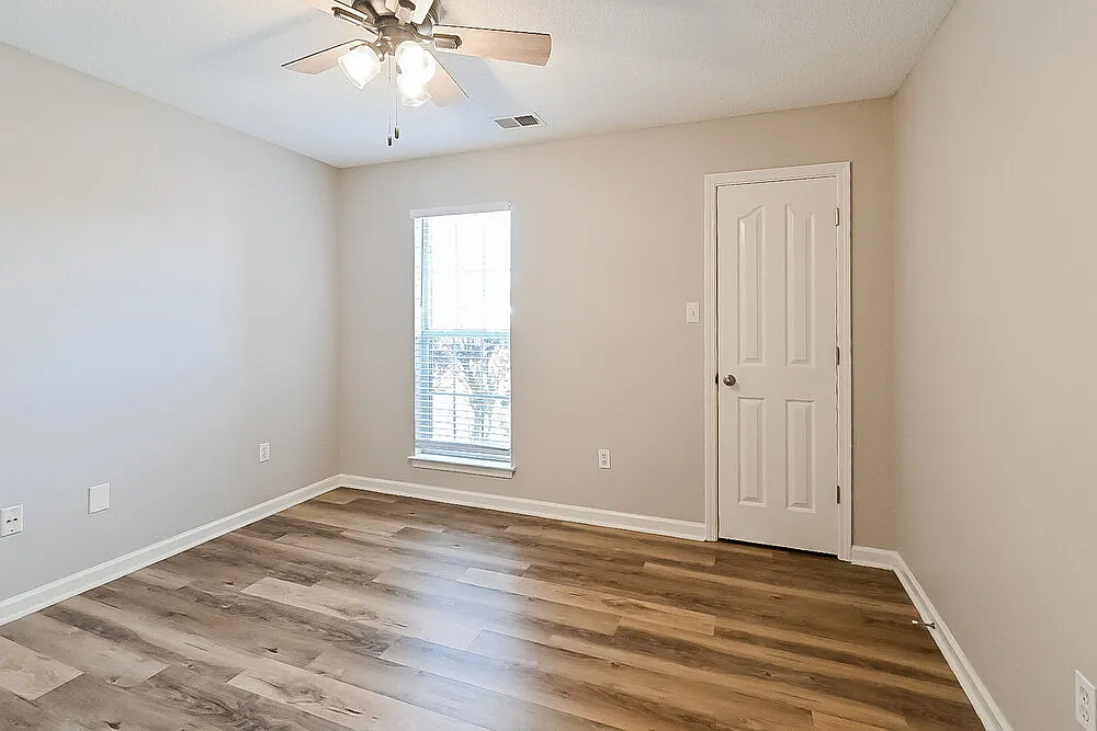 3 bed, 2.0 bath, 1877 sqft, $2,185 — Photo 3