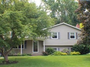 33 Holiday Ln, Canandaigua, NY 14424