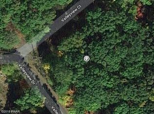 101 Valley View Dr, Hawley, PA 18428