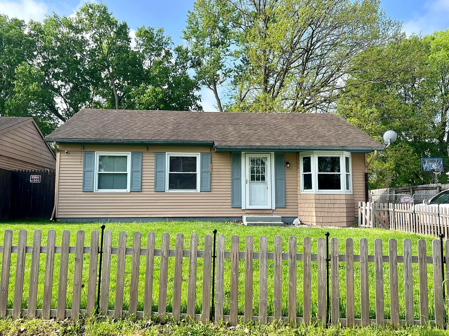 421 Carolann Ave photo 1