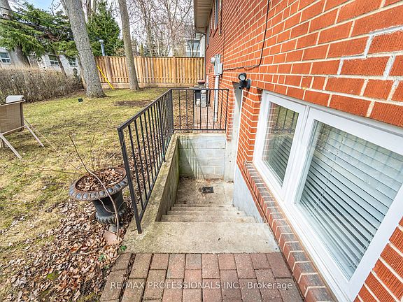 3rd image of 10 Boxwood Rd