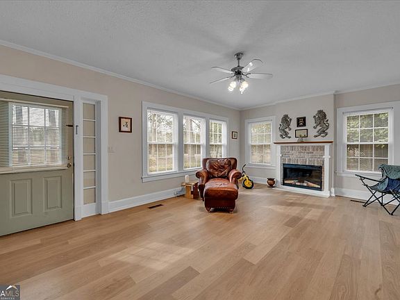 3rd image of 425 S 3rd St