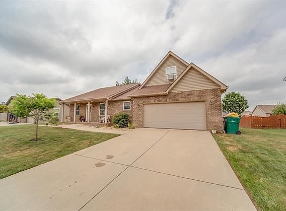 3rd image of 1203 Larkspur Dr