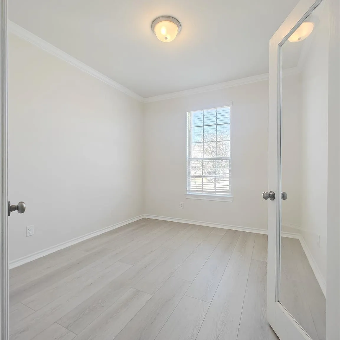 3 bed, 2.0 bath, 1884 sqft, $2,290 — Photo 3