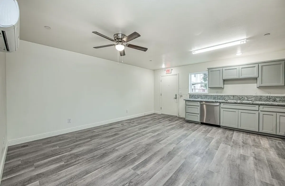 Building Photo - 322 W 6th St #104