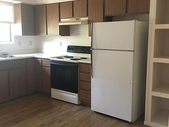 Kitchen: Refrig, Stove/oven, dw, gbg disp