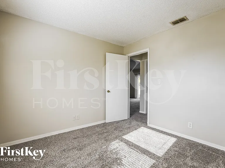 1051 Shepherd Ave — Photo 15