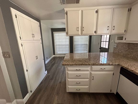 3rd image of 3811 W Hillsdale Ave