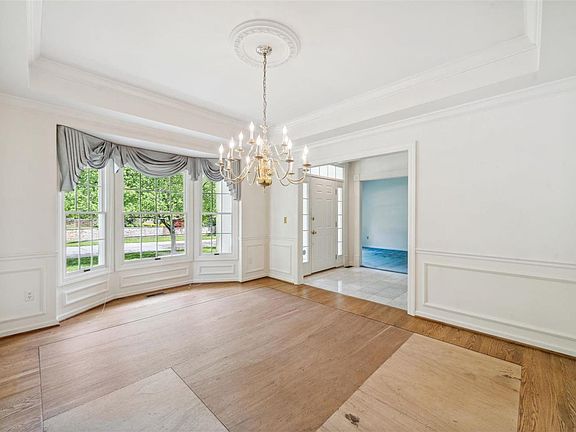 4th image of 545 Pointe Essex Ct