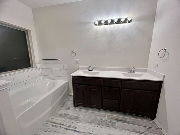 5th image of 1800 Agarito Dr