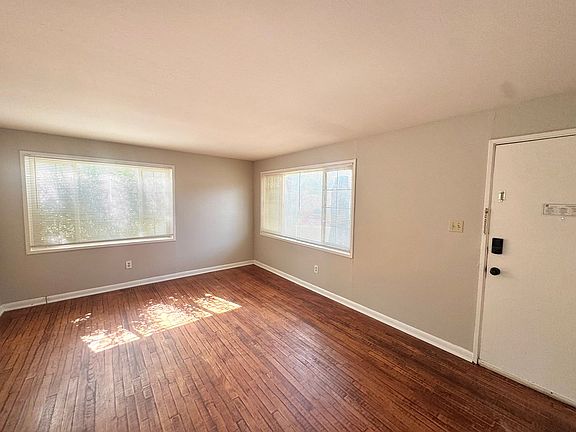 2nd image of 458-464 Glen View Ct #458