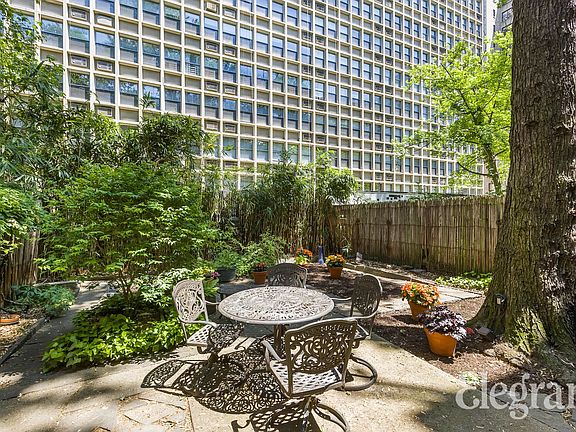 4th image of 143 W 95th St