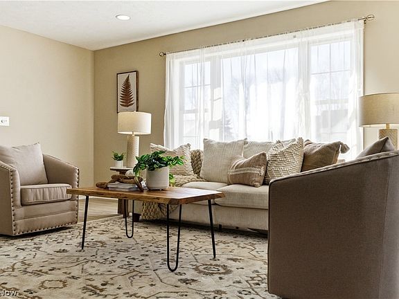 4th image of 675 Meadowlark Rd