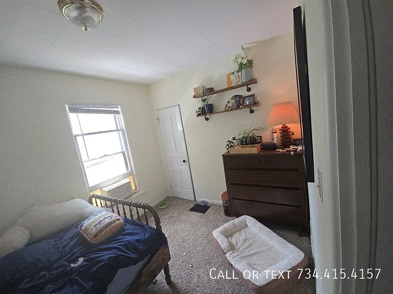 110 E Summit St — Photo 27