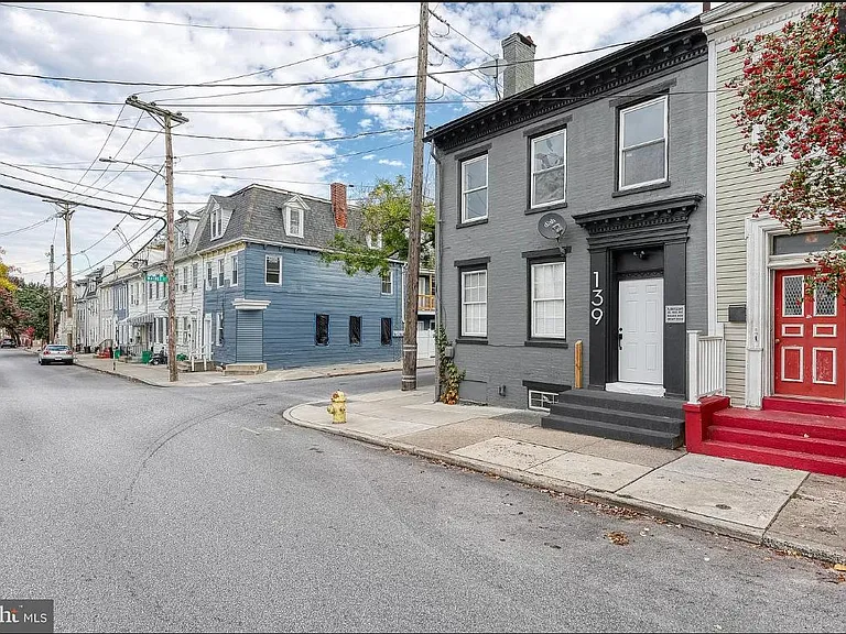 139 N Queen St #A — Photo 3