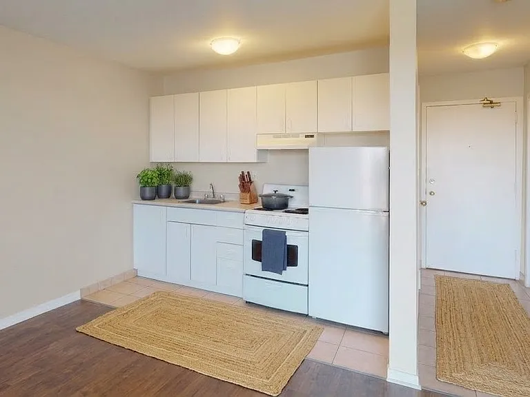 470 Dundas St — Photo 11