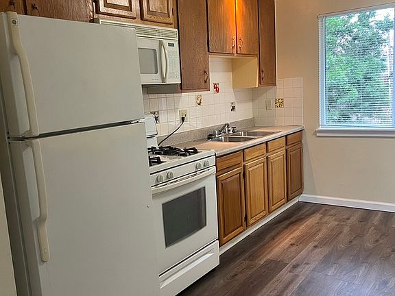 2nd image of 236 Sacramento St APT 8