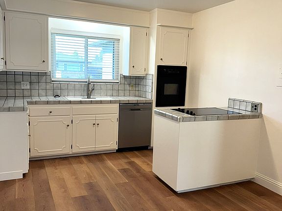 3rd image of 33 Russell Ave