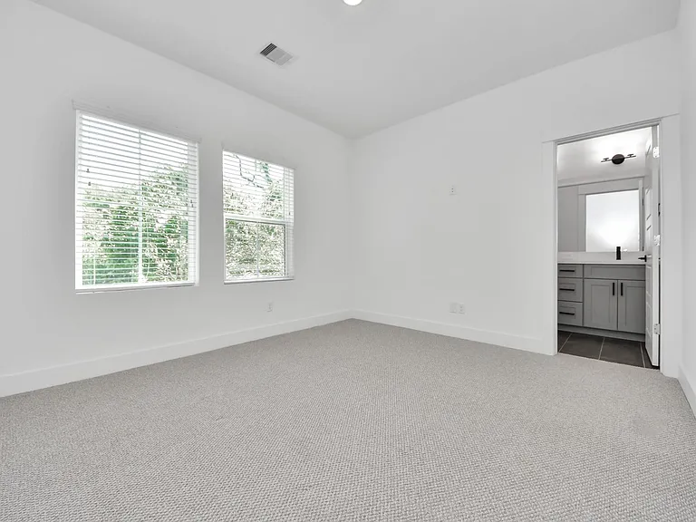 318 Neyland St — Photo 17