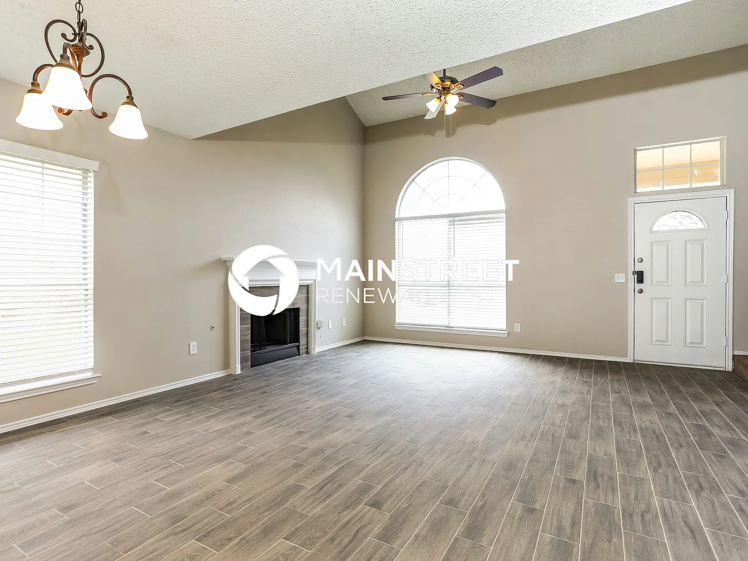 1328 E Miller Dr — Photo 2
