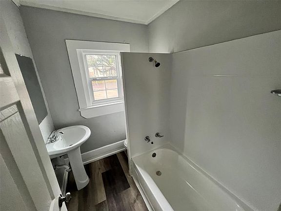3rd image of 715 W Willis St