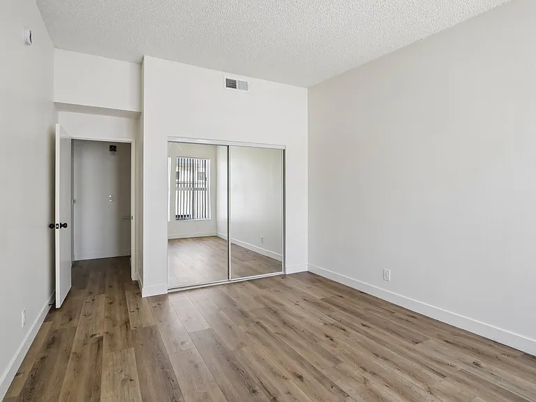 521 N Kenmore Ave #102 — Photo 16