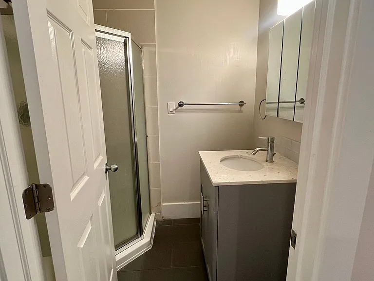 Great Location with Full Washer and Dryer in Unit and Full Kitchen! — Photo 36