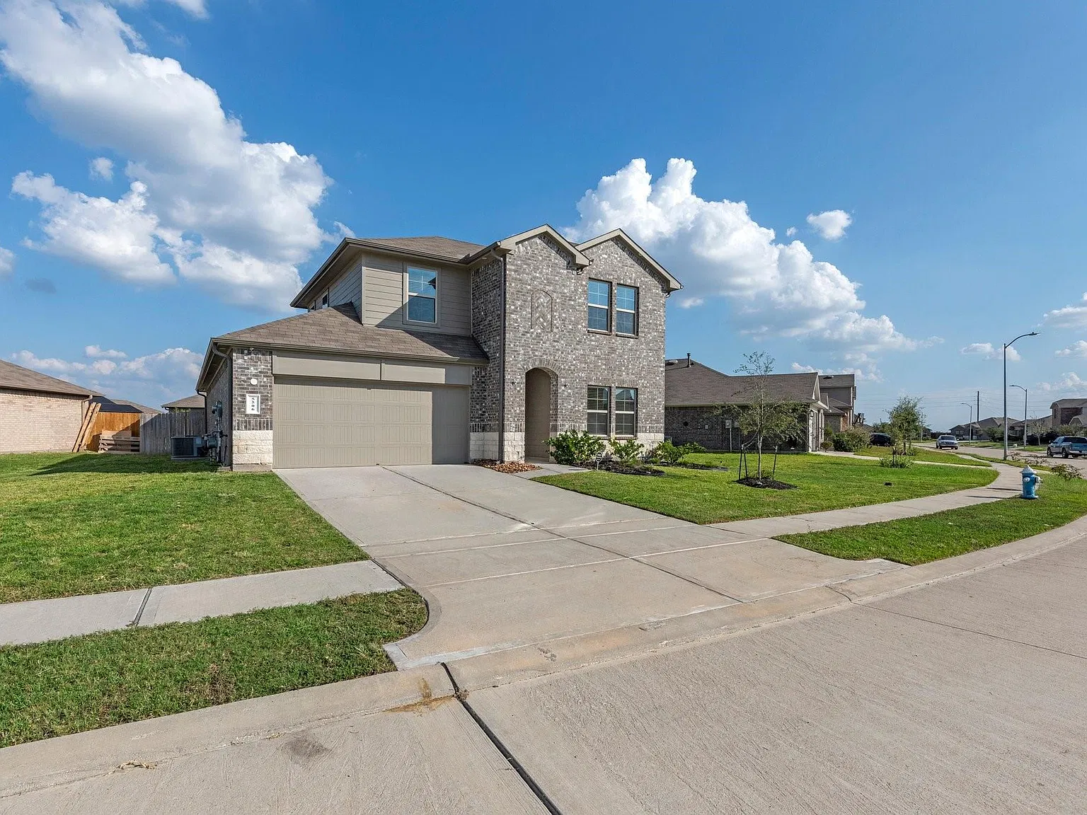 4 bed, 3.0 bath, 2302 sqft, $2,750 — Photo 2