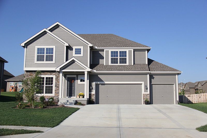 Beautiful Home
						:
						4 bed, laundry, master suite on 2nd floor
3rd car garage