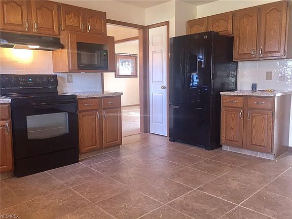 4th image of 3050 Saginaw Dr