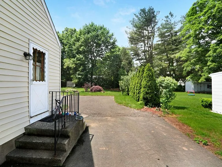 58 Knob Hill Dr — Photo 3