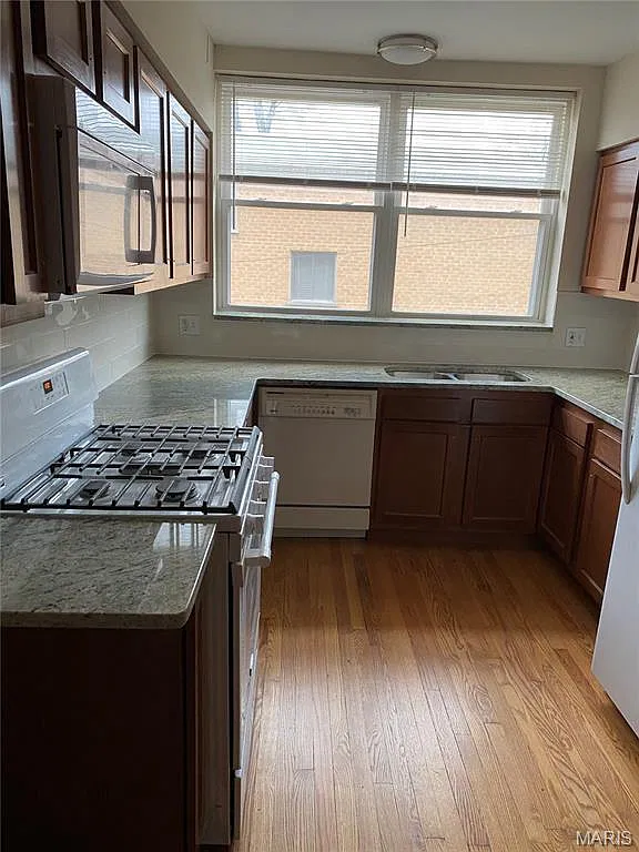 3 bed, 2.0 bath, 1100 sqft, $1,550 — Photo 2